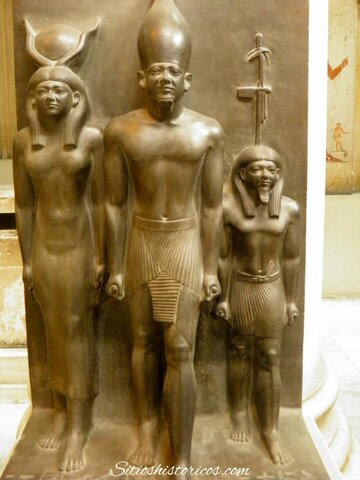 Comienza la decadencia de la 4ª Dinastía de faraones