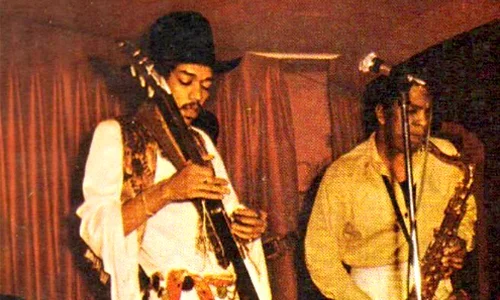 Moves to New York and joined Lonnie Youngblood's band The Bloodbrothers.