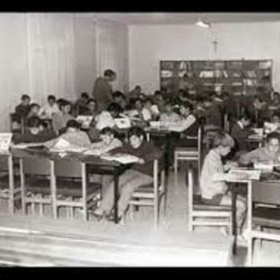 Timeline: Crisis y descentralización educativa