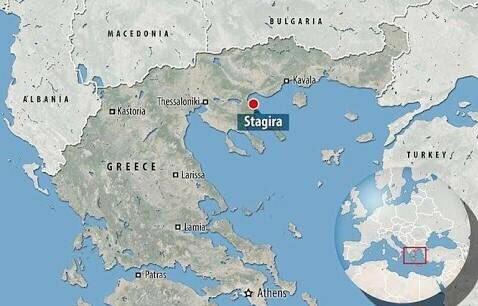 Nació en la ciudad de estagira al norte de Atenas, era considerado del pueblo bárbaro
