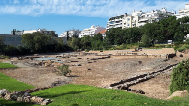 En Atenas funda una escuela llamada Liceo por pololisio que era un dios griego. a los alumnos se les llamaba peripatéticos porque recibían las clases caminando de esta manera aprendían