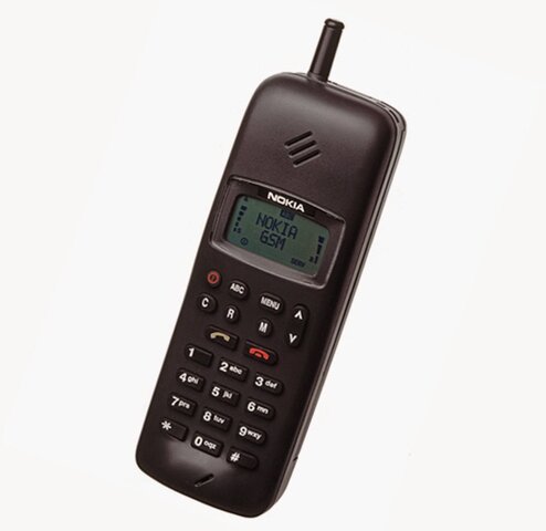 El modelo 1011, fue el primer teléfono digital de nokia. El dispositivo más ágil tenía un tiempo de conversación de 90 minutos y podia guardar 99 números de teléfonos. No tenía ni color, ni cámara, ni bluetooth, ni tarjeta de memoria