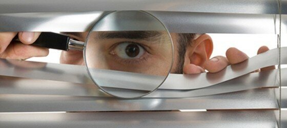 Sharmaji tries to persuade Miss Das of keeping an eye on Mahesh.