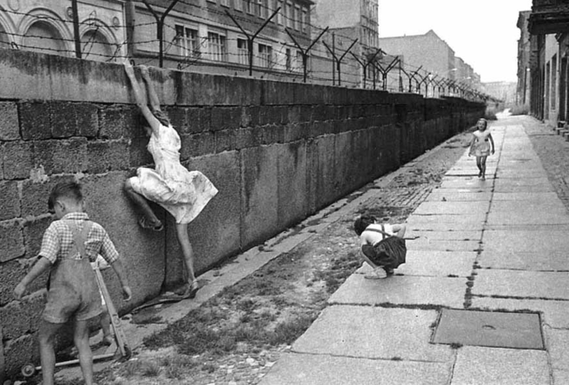 Se comienza a levantar el muro de Berlín. 2ª crisis de Berlín