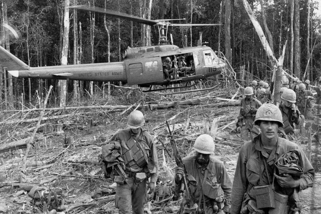 Le président Johnson envoie les premières troupes américaines au Vietnam