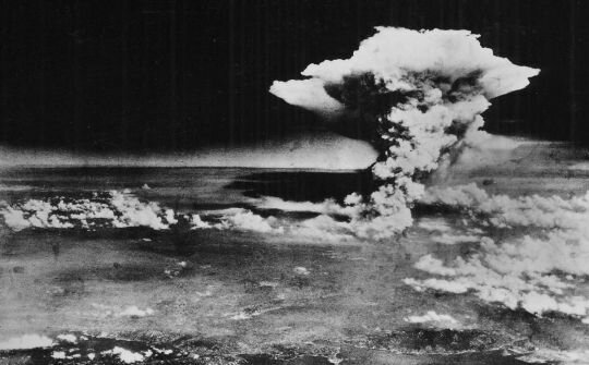 Llançament de les bombes atòmiques sobre Hiroshima i Nagasaki; rendició del Japó; fi de la guerra