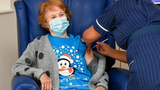Margaret Keenan, de 90 años de edad y residente de Reino Unido, se convierte en la primera persona en el mundo en recibir una vacuna contra la COVID-19 (de Pfizer y BioNTech) fuera de ensayos clínicos