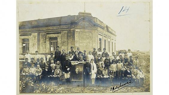 Fundación de la Escuela de la Patria y de la Escuela de Primeras Letras.