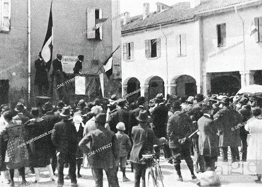 Mussolini forms alliance with Giolitti