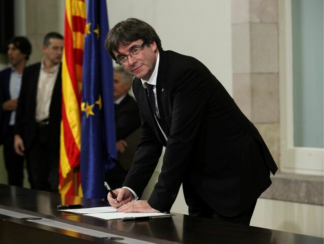 Carles Puigdemont, el president de la generalitat en aquell moment, declarà uniliteralment la independencia de Catalunya el qual va suspendre minuts després