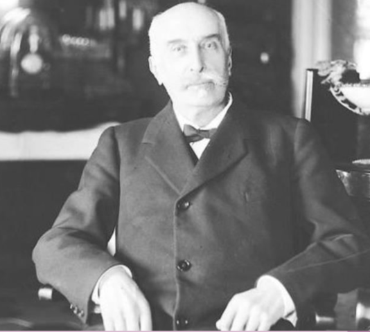 Mussolini forms alliance with Giolitti