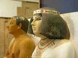 Comienza la decadencia de la 4ª Dinastía de faraones. Dominio de los  nomarcas*