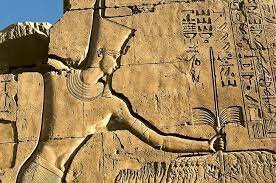 Gobierno del faraón Tnutmosis III inicia un período de expansión hasta el río  Éufrates.