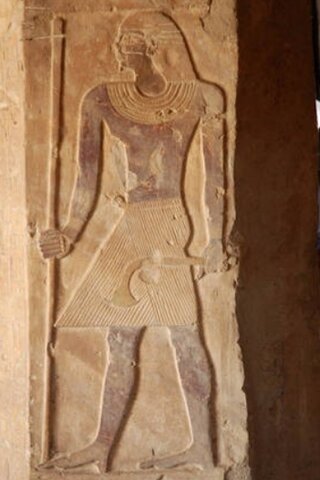 Comienza la decadencia de la 4° Dinastía de faraones. Dominio de los nomarcas