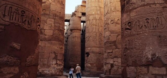 Inicio del dominio tebano (11° a 14° dinastías), destacando Montuhotep. Tebas se convierte en la capital de Egipto