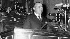 Cese de Arias Navarro como presidente del gobierno.