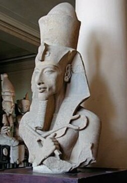 Revolución de Amama. Se impone el culto al dios Akhenaton