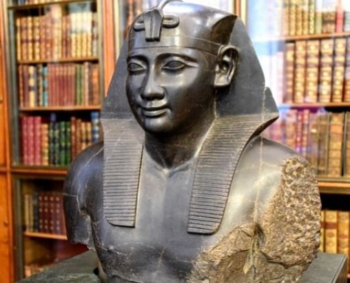 Se inicia la dinastía Ptolemaica, última dinastía egipcia