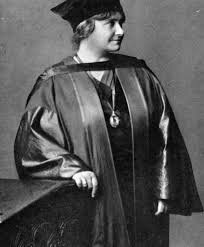 Obtiene el grado de Doctor en medicina