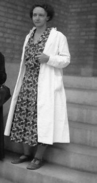 Description des vêtements d'Irène Joliot.