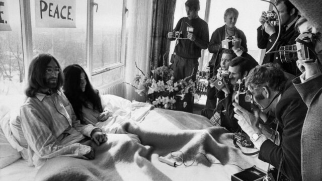 In bed Yoko Ono i John Lennon