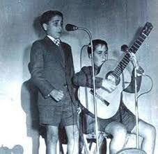 Comenzó sus estudios con la guitarra