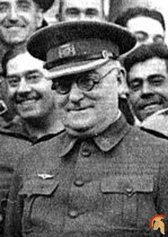 El gobierno de Largo Caballero se traslada a Valencia ante el ataque franquista contra Madrid, repelido por la Junta de Defensa encabezada por el general José Miaja.