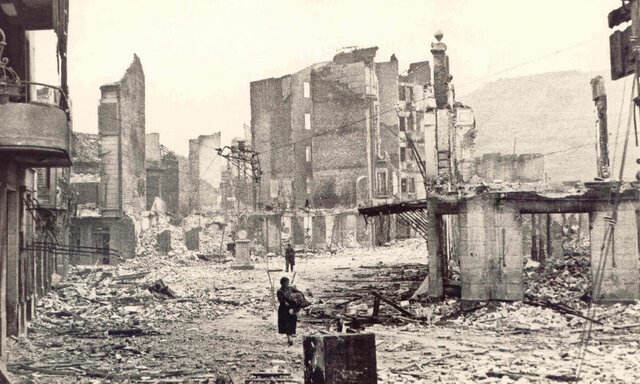 La ciudad vasca de Guernica sufre un brutal bombardeo el día 26 a cargo de la Legión Cóndor.