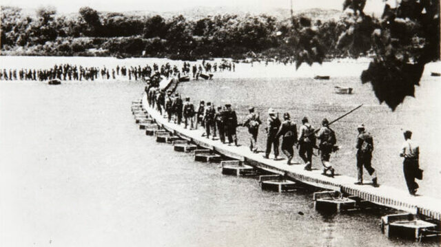 Julio de 1938 -  Comienza la batalla del Ebro con el avance republicano.