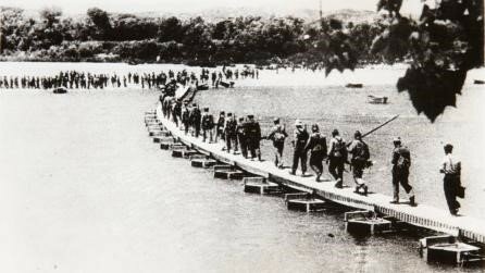 Comienza la batalla del Ebro con el avance republicano.