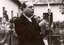 El socialista Juan Negrín sustituye a Largo Caballero al frente del gobierno republicano.