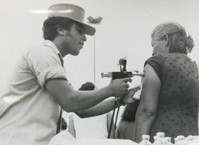 Início da implantação, em todo país, do sistema de registro de doses de vacinas aplicadas.