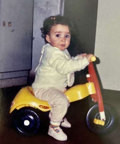 Com 2 anos de idade aprendendo a andar de motoca.