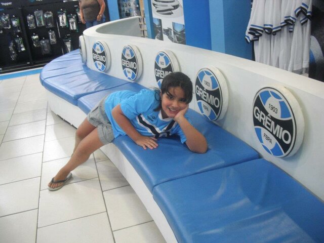 Já com 8 anos, visitando a loja do Grêmio em POA.