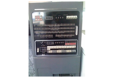 IBM lanza su primera computadora digital