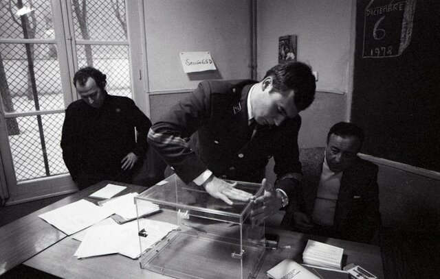 Constitución aprobada en referéndum