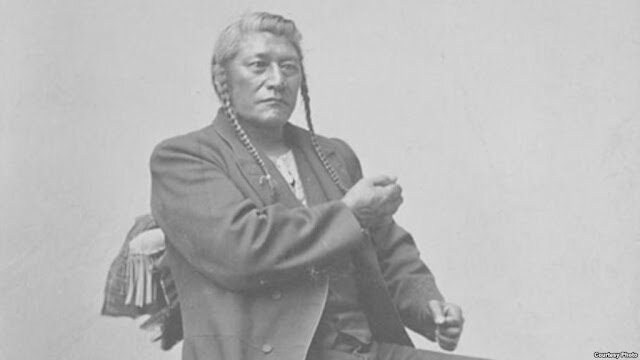 Jefe de la tribu Shoshón mostrando la lengua de signos (foto: Charles M. Bell, sobre 1880, Archivos Atropológicos Nacionales del Instituto Smithsonian)