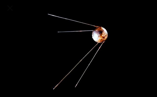 La URSS pone en órbita el Sputnik.