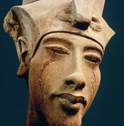 Revolución de Amama. Se impone el culto al dios Akhenaton.