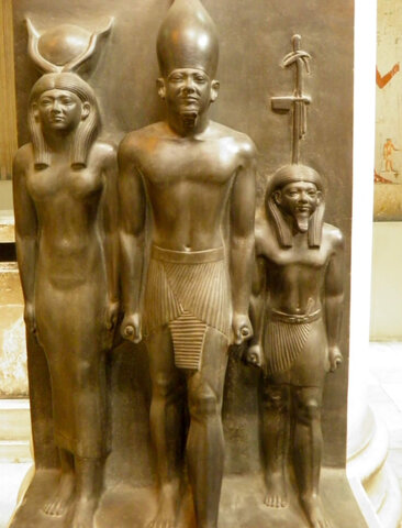 Comienza la decadencia de la 4ª Dinastía de de faraones. Dominio de los nomarcas*