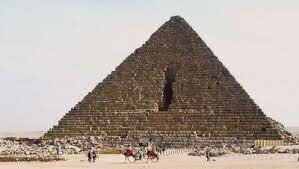 Se inicia la construcción de la pirámide de Micerinos