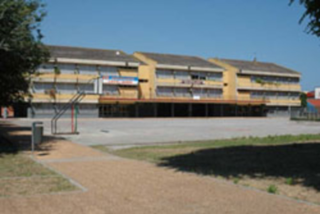 Empiezo a trabajar en un cole de Santoña como profe de refuerzo.