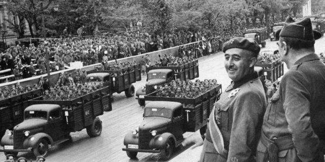 Instauración de un régimen dictatorial. Comienza la autarquía económica.