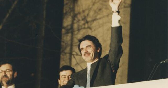 El Partido Popular gana en las elecciones generales por mayoría absoluta y José María Aznar se mantiene como presidente del Gobierno