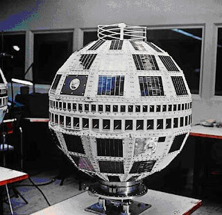 Quién logró el primer satélite de comunicación?