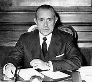 Cese de Arias Navarro como presidente del gobierno.