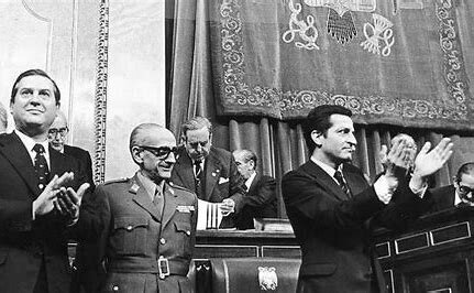 Aprobación en referéndum de la Ley para la Reforma Política.