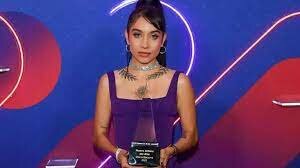 ganó el premio "Nuevo artista del año"