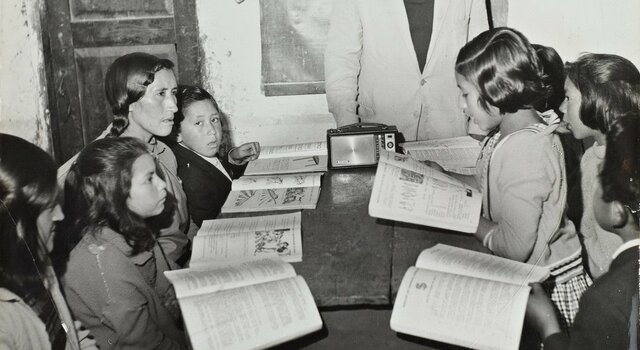 LA BAJA ESCOLARIDAD EN COLOMBIA ERA MUY ALTA E INCREMENTO DE LA ANALFABETIZACION