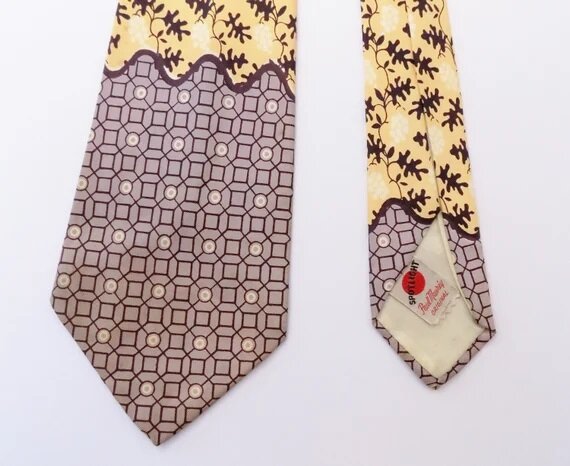 A gravata ensánchase